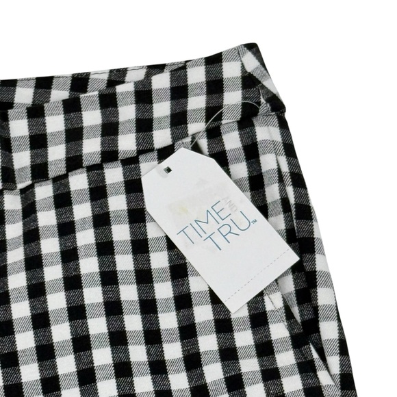 Time and Tru Mid-Rise Four Way Stretch Button Fly Capri Pants
Black white NWT - Picture 2 of 8